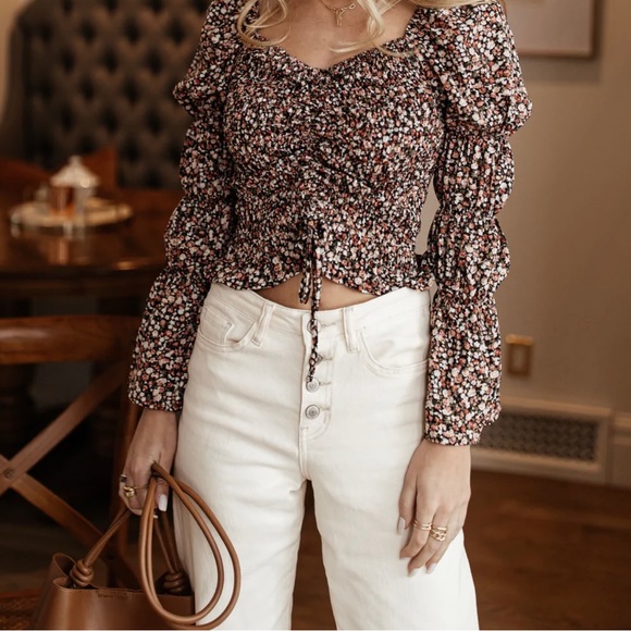 Tops - NWT Very cute flowered cropped top.Synch detail on the front with tie.